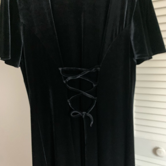 Dressy Betsy Velvet Dress - Picture 5 of 6